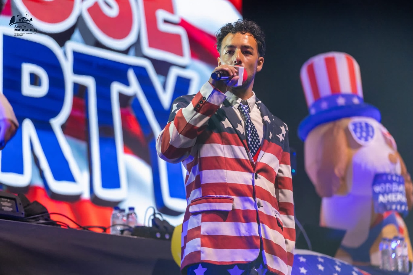 American House Party — fotografia oficial