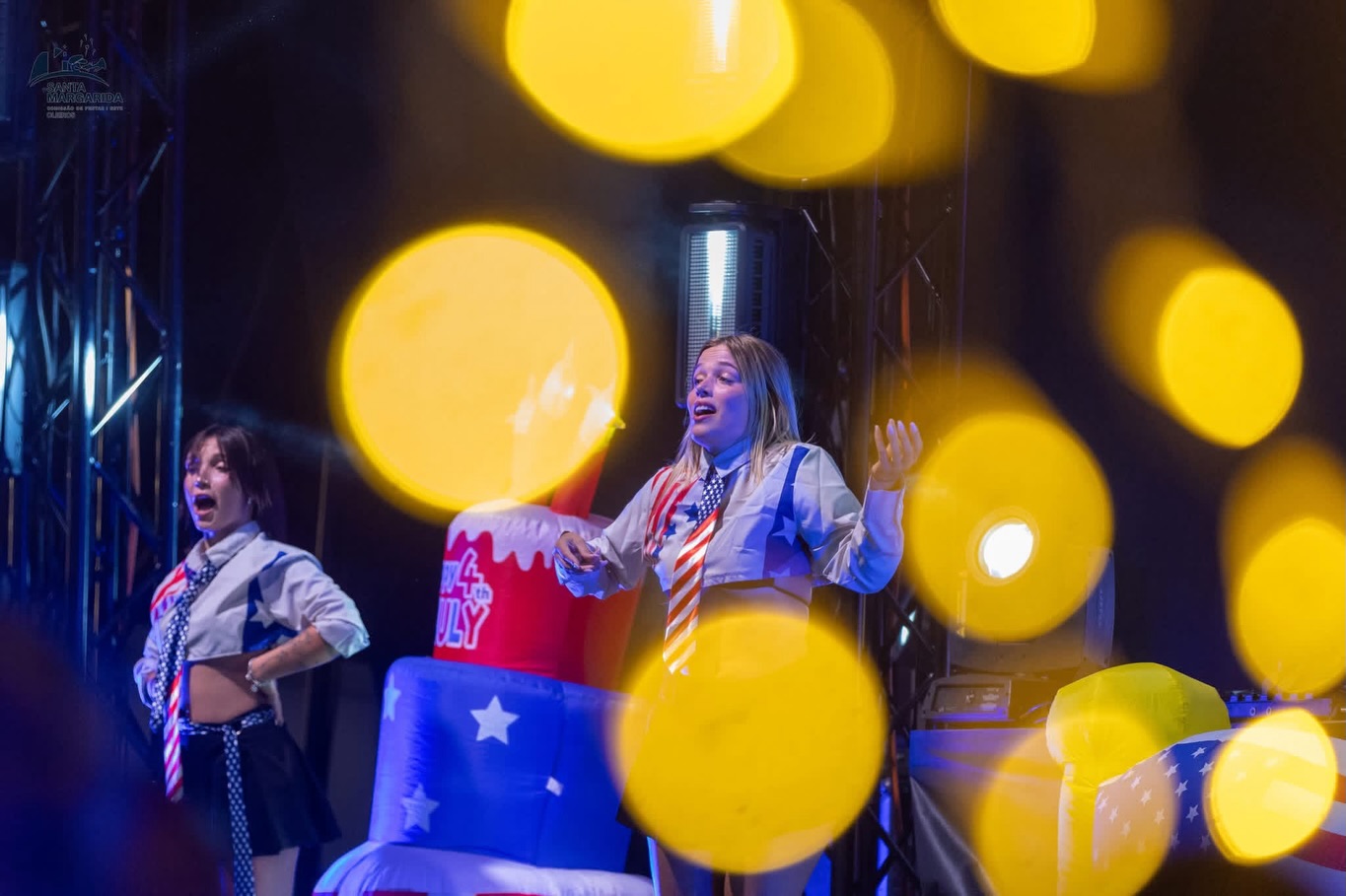 American House Party — fotografia oficial